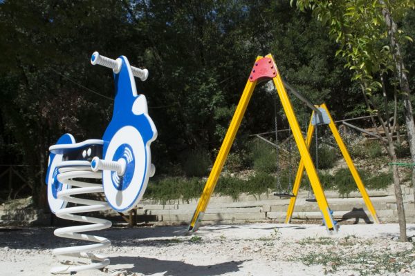 parco giochi sassovivo altalena